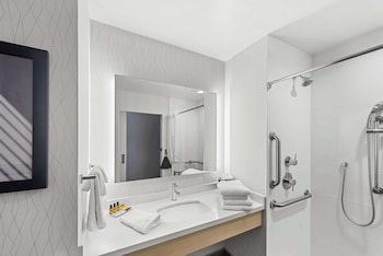 Standard Room, 1 King Bed, Accessible, Refrigerator & Microwave (Walk-in Shower)