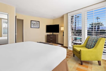 Suite, 1 King Bed, Non Smoking, Kitchenette