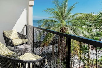 Studio, 1 King Bed, Partial Ocean View
