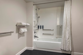 Room, 2 Queen Beds, Mobility Accessible, Bathtub