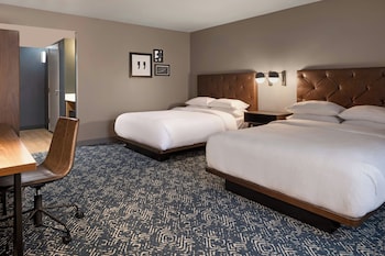 Room, 2 Queen Beds, Mobility Accessible, Bathtub