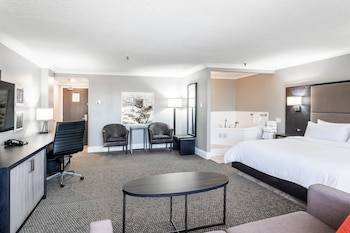 Junior Suite, 1 King Bed, Jetted Tub (High Floor)