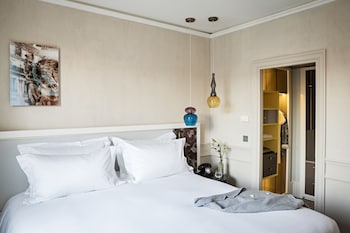 Junior Suite, 1 King Bed, Courtyard View (or Scribe St. View, Premium)