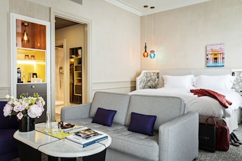 Junior Suite, 1 King Bed, Courtyard View (or Scribe St. View, Lounge Area)