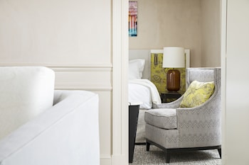 Suite, 1 Queen Bed (Desk,Blvd. and Scribe St. View, Opera)