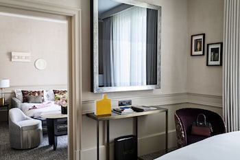Junior Suite, 1 King Bed, Courtyard View (or Scribe St. View, Premium)