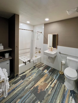 Deluxe Suite, 2 Queen Beds, Accessible Bathtub