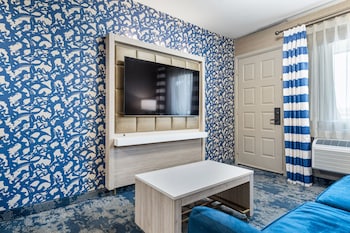 Deluxe Suite, 1 King Bed with Sofa bed, Kitchen, Pool View