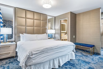Deluxe Studio, 1 King Bed, Pool View