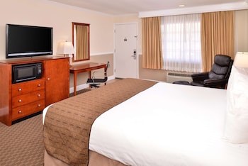 Standard Room, 1 King Bed, Non Smoking, Refrigerator & Microwave