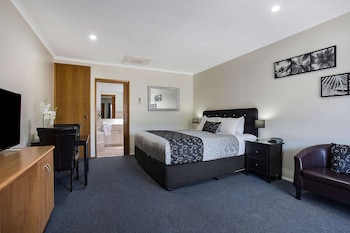 Room, 1 King Bed, Non Smoking, Jetted Tub