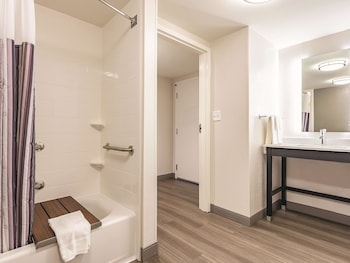 Deluxe Room, 1 King Bed, Accessible, Non Smoking (Mobility/Hearing Impaired Accessible)