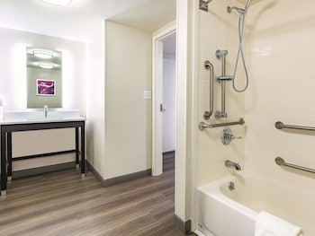 Deluxe Room, 1 King Bed, Accessible, Non Smoking (Mobility/Hearing Impaired Accessible)