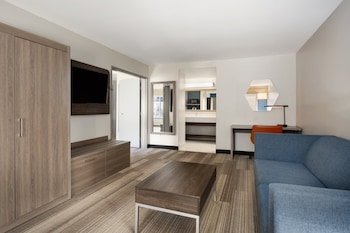 Suite, 1 King Bed, Pool View