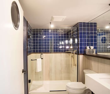 Room, 1 King Bed, Accessible, Bathtub (Hearing & Mobility)