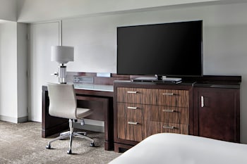 Premier Room, 1 King Bed with Sofa bed, Corner (Mobility Accessible, Tub)