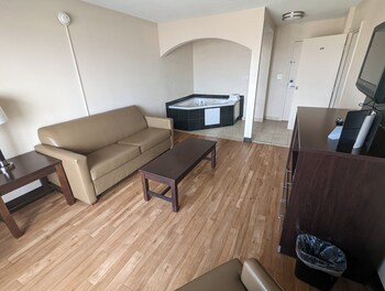 Suite, 1 King Bed, Jetted Tub (2 Room, Smoke Free)