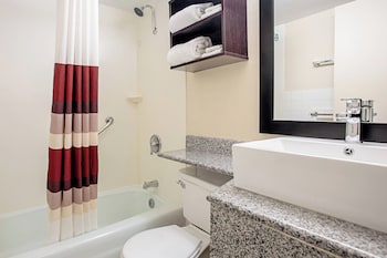 Deluxe Room, 1 King Bed, Poolside (Smoke Free)