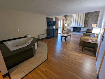 Superior Room, 1 King Bed, Jetted Tub (Loft, Smoke Free)