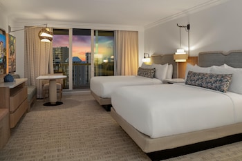 Coastal View Two Queen Beds Double Balcony