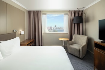 Standard Room, 1 Queen Bed, River View (High Floor)