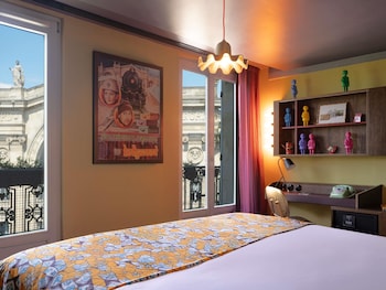 Large with Balcony and Paris view