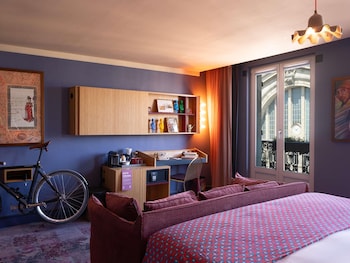 Extra Large with Balcony and Paris View