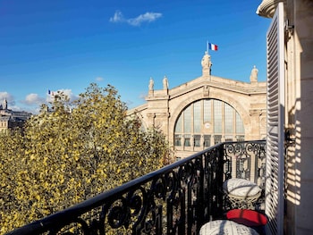 Extra Large with Balcony and Paris View