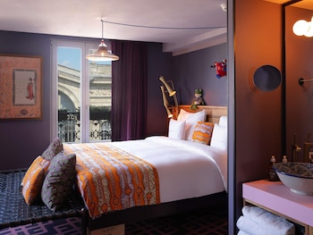 Extra Large with Balcony and Paris View