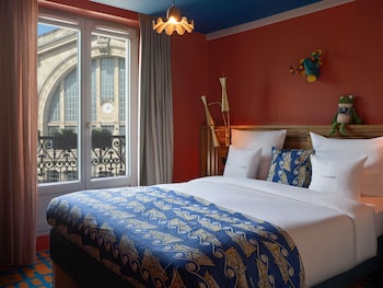 Medium with Balcony and Paris view