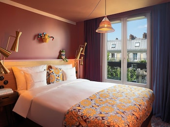 Medium with Balcony and Paris view