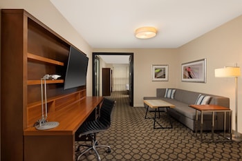 Suite, 2 Bedrooms (1 King Bed and 2 Queen Beds)