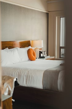 Deluxe Room, 1 Queen Bed, Mobility Accessible