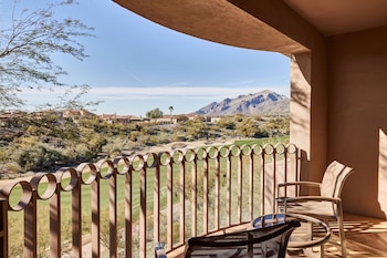 Deluxe Room, 1 King Bed, Golf View