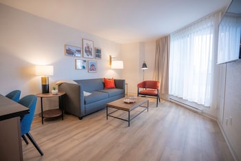 MODERN | One Bedroom King Suite