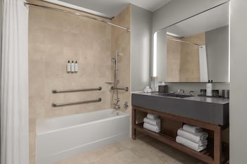 Room, 1 King Bed, Bathtub
