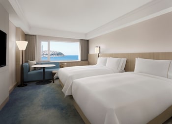 Executive Beach Family, Club lounge access,  1 Queen and 1 Twin, Haeundae Beach view
