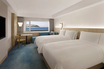 Low Floor Beach Family, Deluxe 1 Queen and 1 Twin, Partial sea view, Low floor