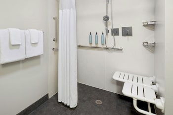 Room, 2 Queen Beds (Mobility/Hearing Access, Roll-in Shwr)