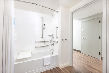 1 Queen Bed, Mobility/Hearing Accessible, Bathtub, Non-Smoking