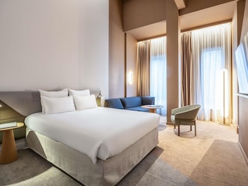 Deluxe Suite 1 Queen Bed, 2 Bunk Beds