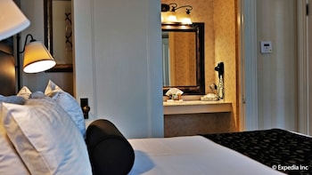 Suite, 1 Bedroom, City View (1 Queen and 1 Sofabed)