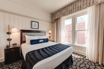 Junior Studio Suite, 1 Queen Bed with Sofa bed, Accessible, City View