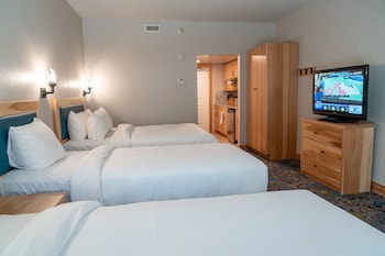 Superior Suite, 1 Queen and 2 Twins
