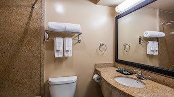 Standard Room, 1 Queen Bed, Non Smoking, Refrigerator & Microwave