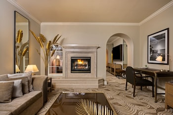 Luxury Studio Suite, 1 King Bed with Sofa bed