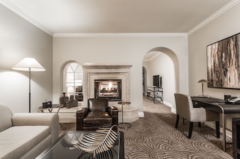 Luxury Studio Suite, 1 King Bed with Sofa bed