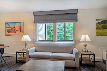 Suite, 2 Queen Beds, Non Smoking, Kitchen (2nd Floor;with Sofabed)