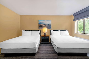 Suite, 2 Queen Beds, Non Smoking, Kitchen (2nd Floor;with Sofabed)