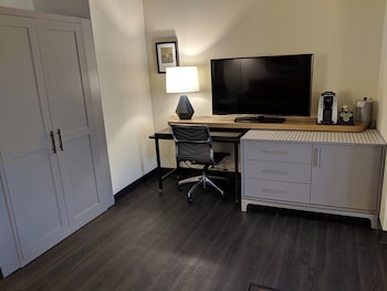 Standard Room, 1 King Bed, Accessible (Communications)